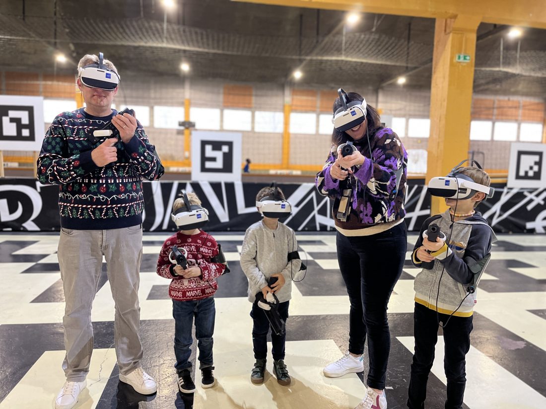 Une famille équipée de casques VR dans l'arène Team Square