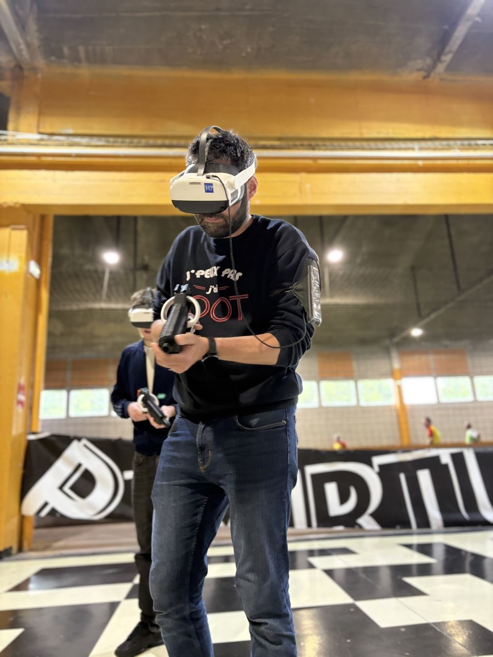 Joueur équipé d'un casque de réalité virtuelle chez Team Square
