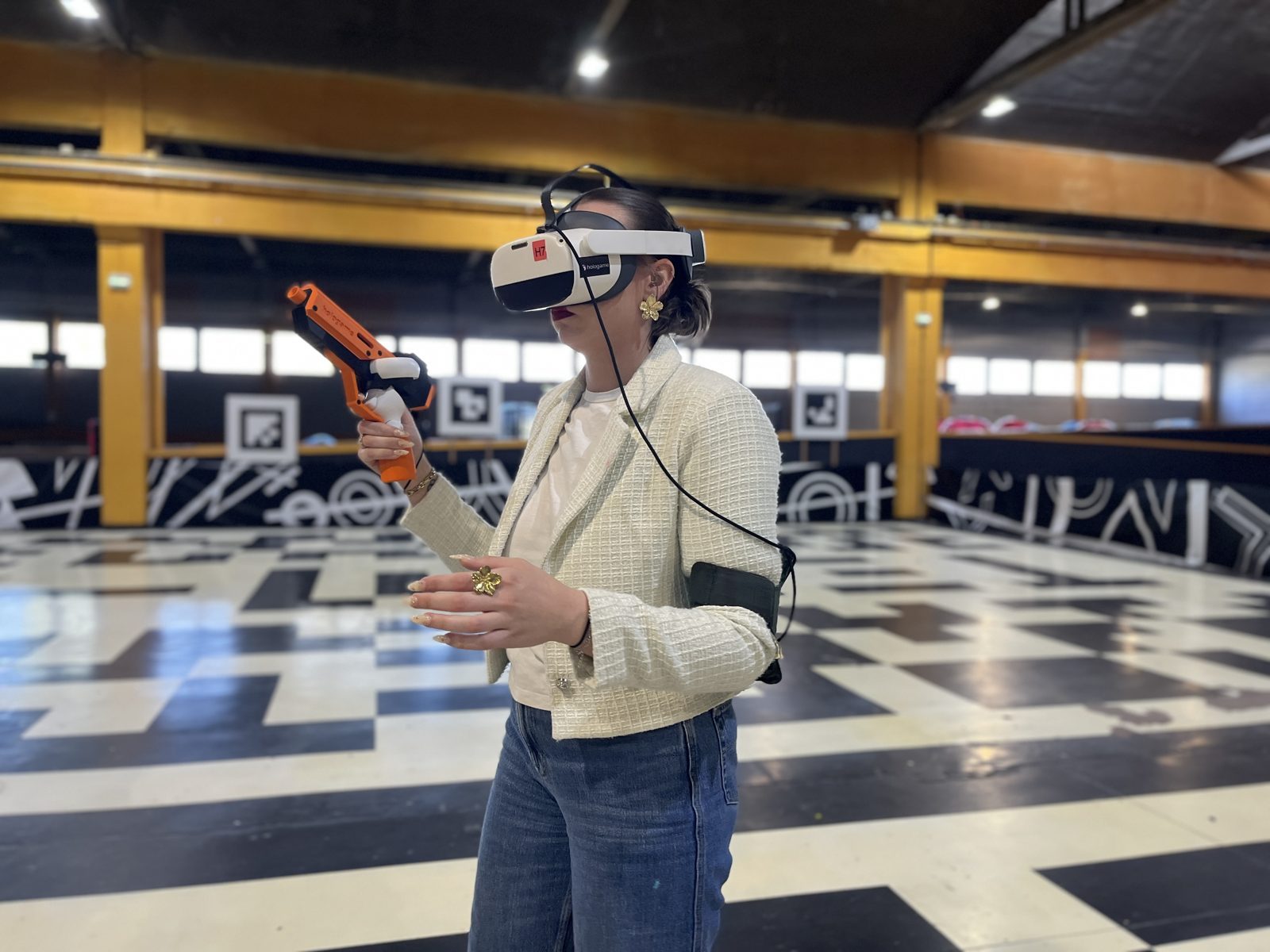 Un joueur équipé du casque VR free-roaming dans l'arène Team Square